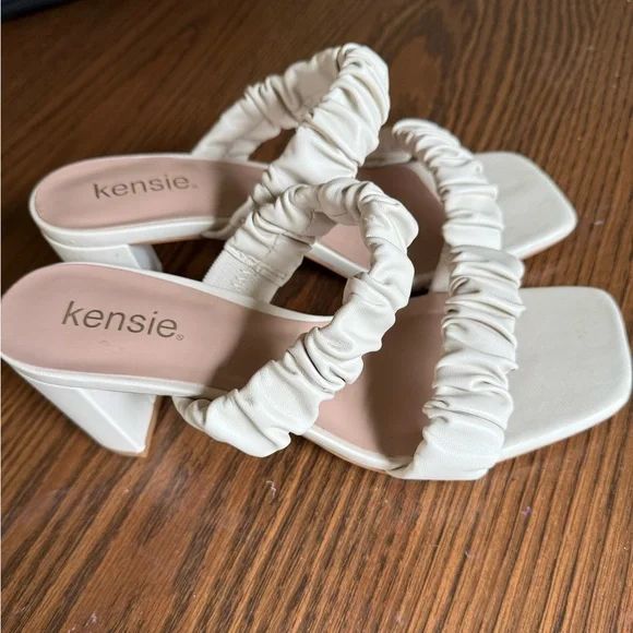 kensie Cream Ruched sandals with heel size 7.5 - EUC! - Picture 2 of 5